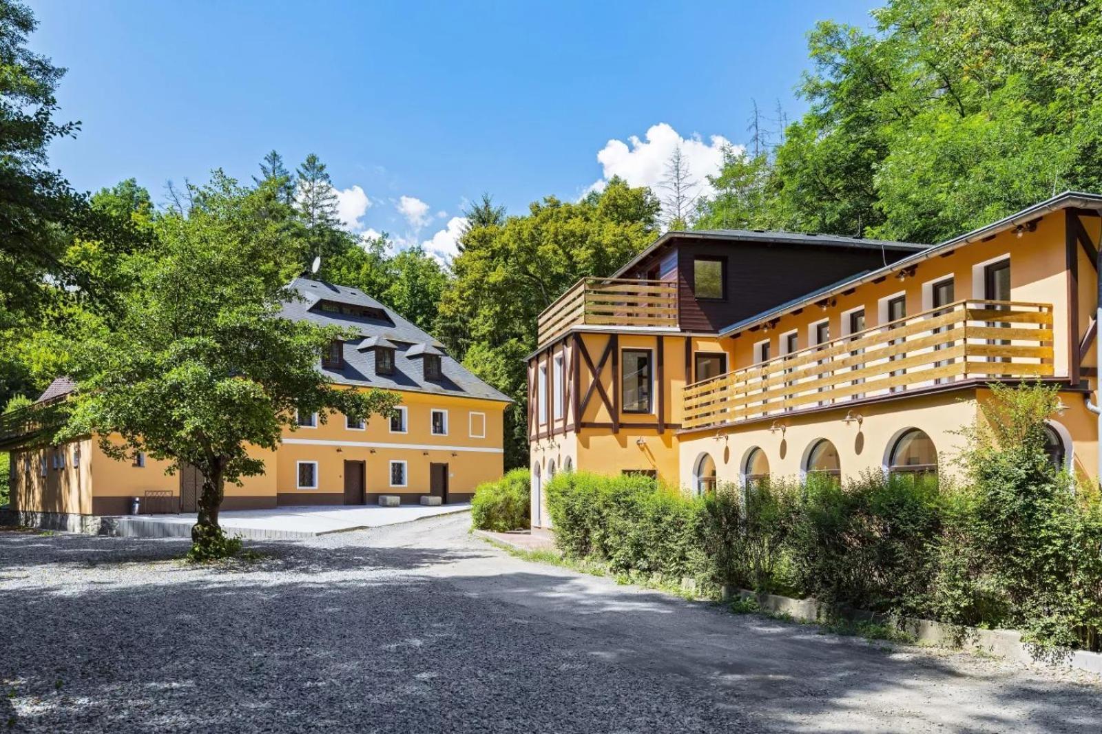 Apartman Spaleny Mlyn Lisnice Εξωτερικό φωτογραφία